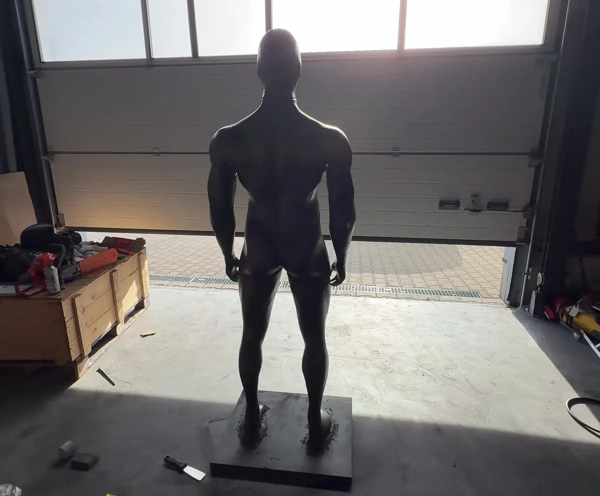 Figur von hinten im Gegenlicht