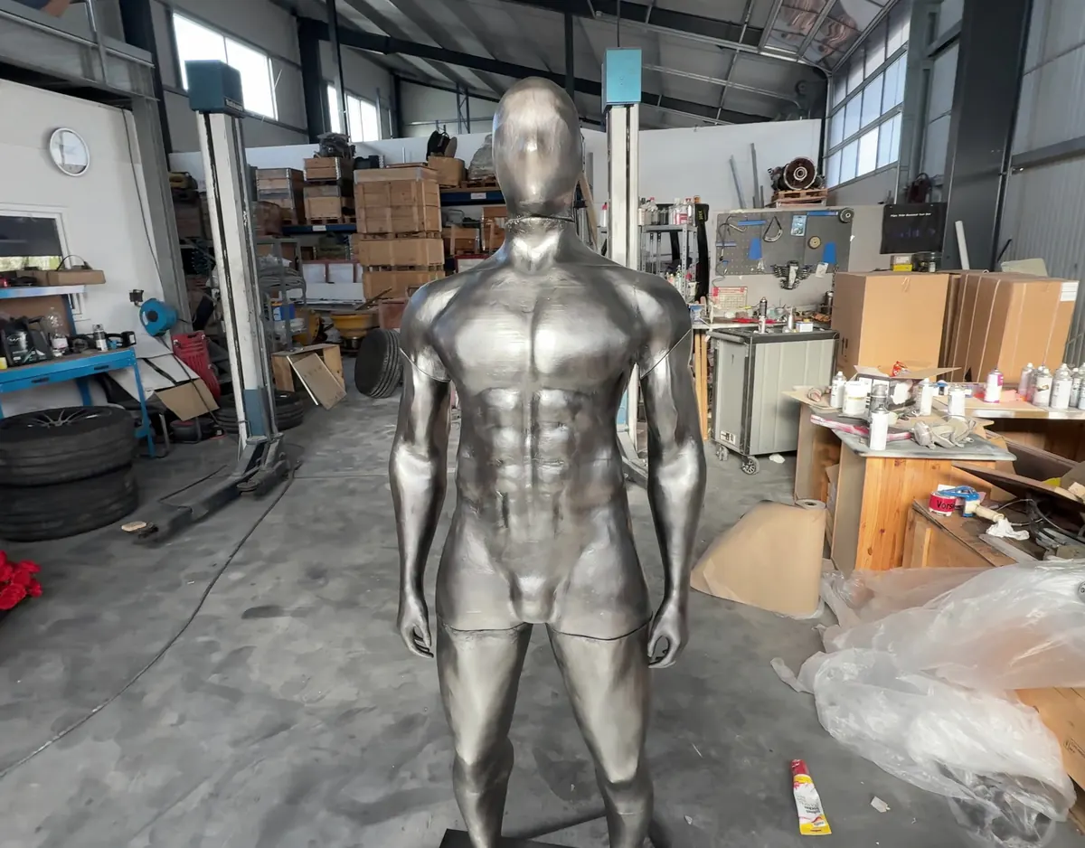 Figur von vorne mit Blick auf den Oberkörper