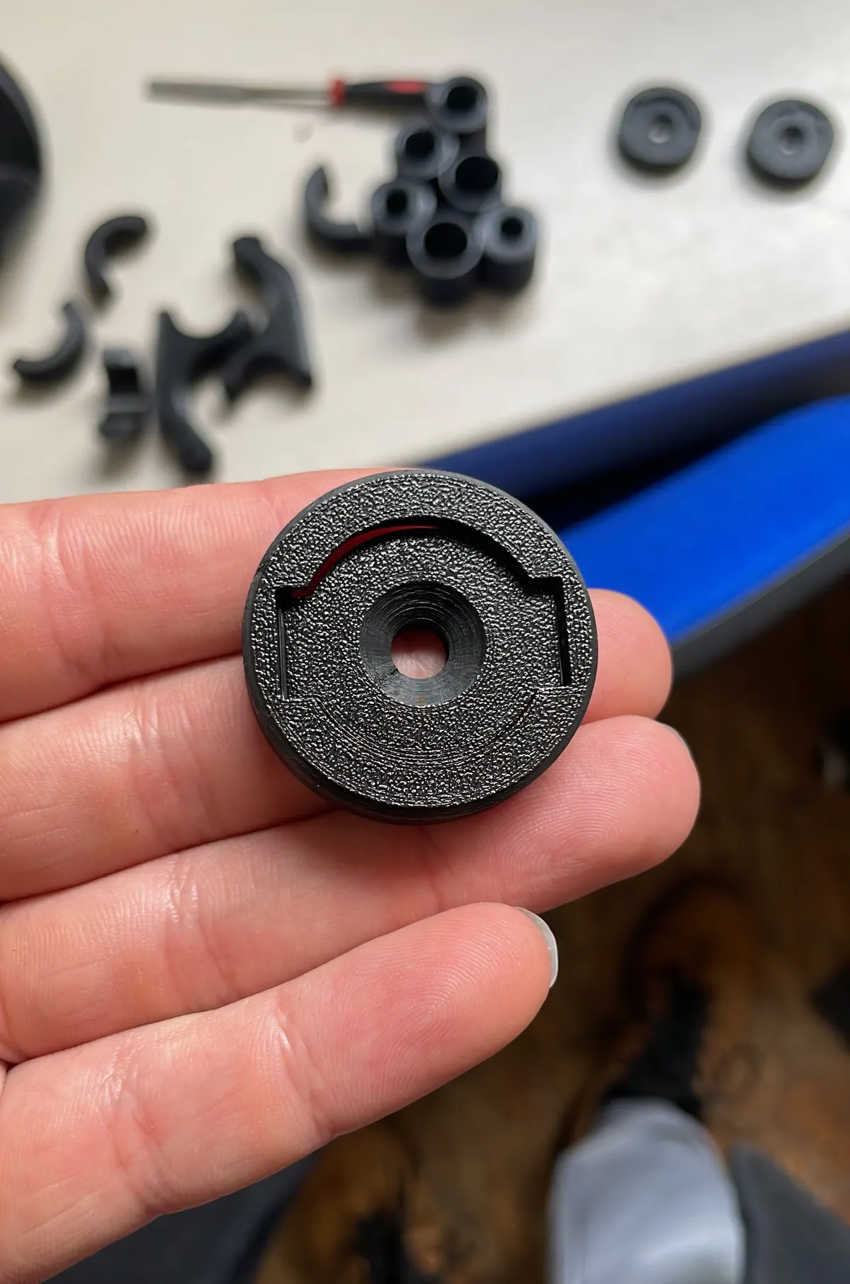 Runder schwarzer Mount für einen Fahrradcomputer in der Hand
