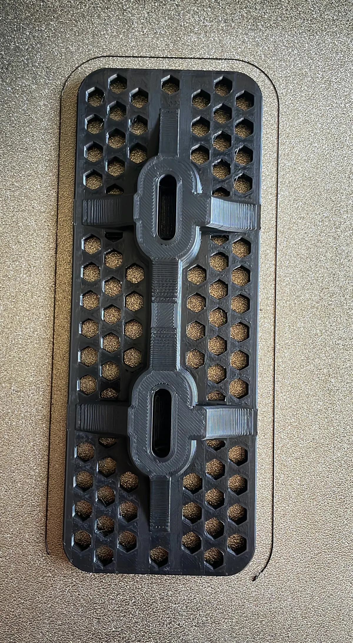 Schwarze Halterung mit Wabenmuster