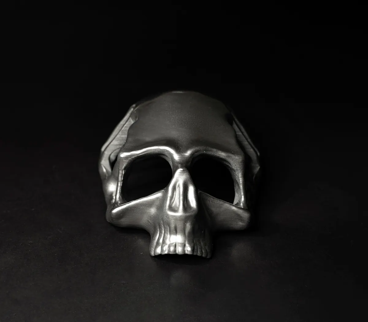 Silberne Totenkopf-Maske