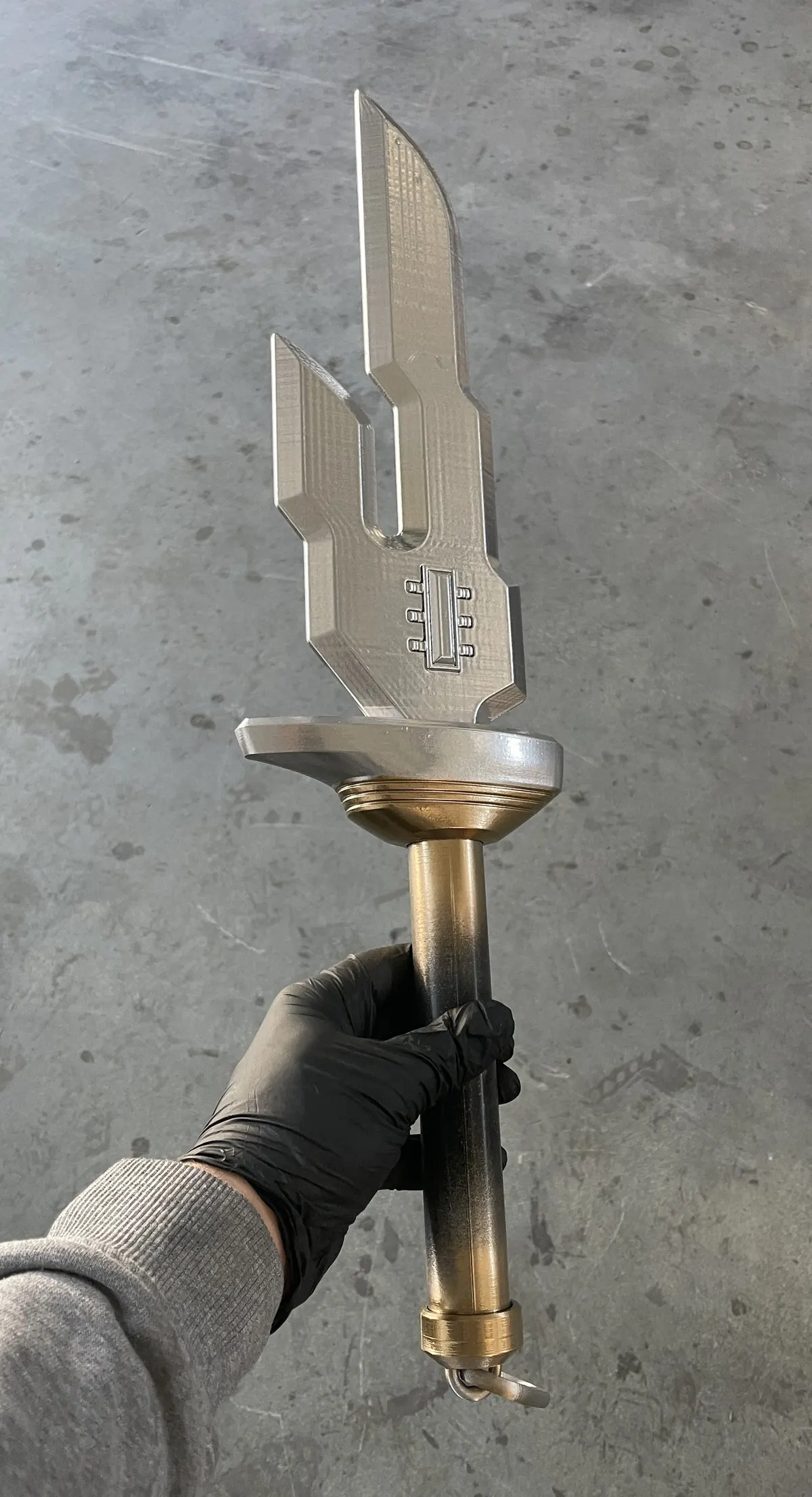 Schwert mit silberner Klinge in der Hand