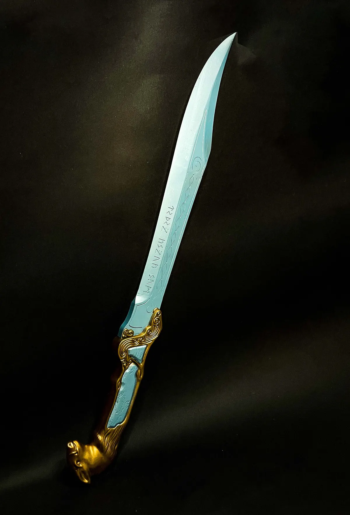 Schwert mit türkiser Klinge und goldenem Griff