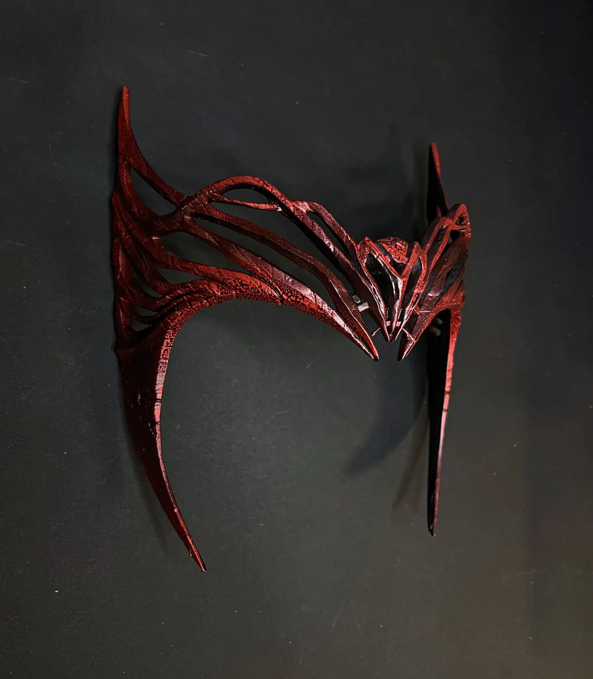 Rote filigrane Tiara vor dunklem Hintergrund